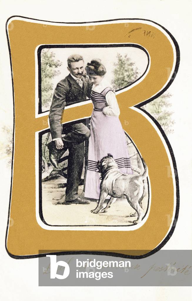 B : Couple debout devant decor champetre. L'homme vient de se faire mordre par un chien - Alphabet couples et lettres dorees. Photos-montages. Edite par Union postale universelle. Cartes postales affranchies en 1904. Dimensions : 14 x 9 cm