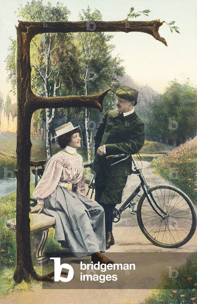 F : Un homme en tenue de cycliste et appuye sur sa bicyclette discute avec une femme assise sur un banc. Decor champetre - Alphabet personnages Ref Th. E., L. Theochrom - Serie 994. Theodor Eisman, editeur, Leipzig , 1907. Serie de cartes postales photos-montages. Procede Theochrom : finition laque brillant. Dimensions : 16,5 x 11 cm