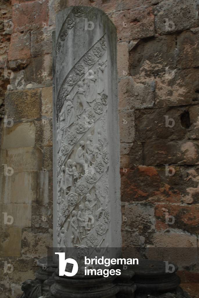 Plinth with figures, Lisbon, Portugal (photo)