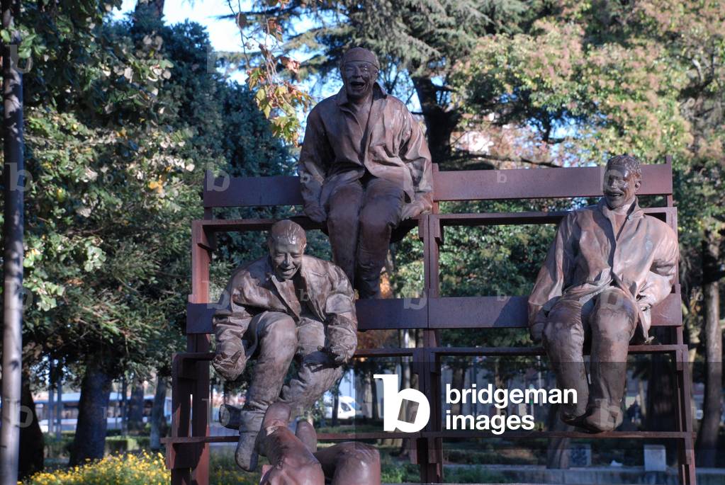 Statues on Seating, Porto, Portugal (photo)