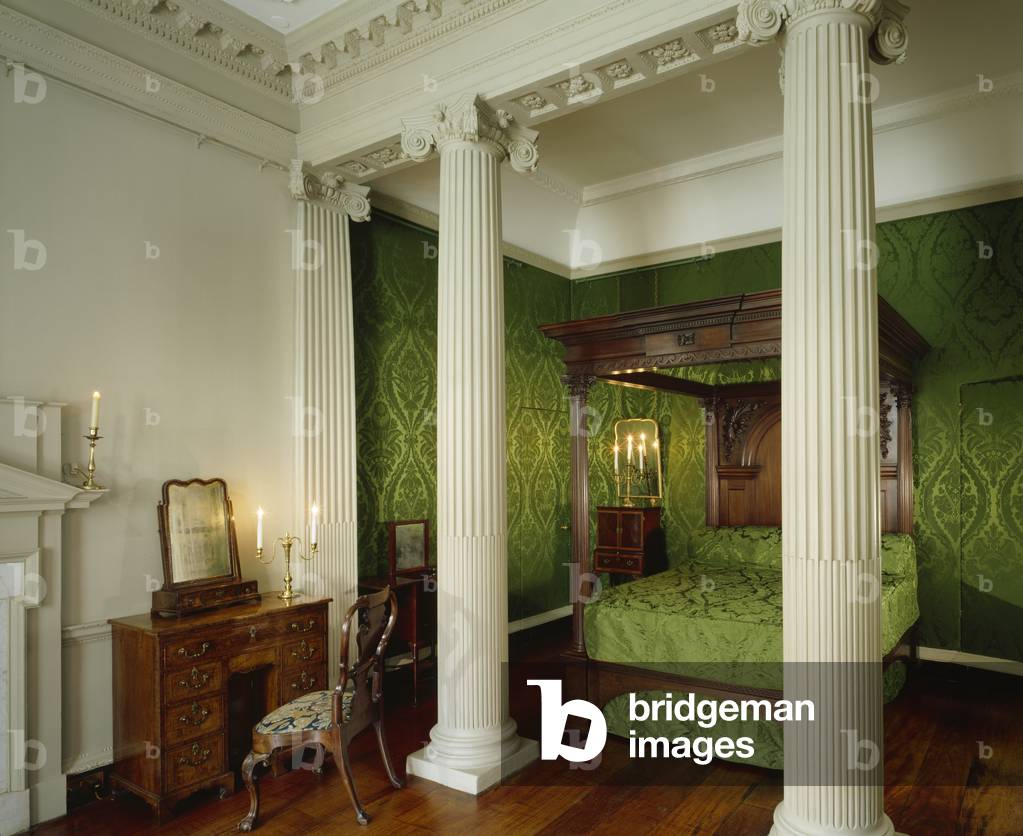 Lady Suffolk's Bedchamber zeigt das Bettgestell mit grünen Damastvorhängen und Schminktisch (Foto)