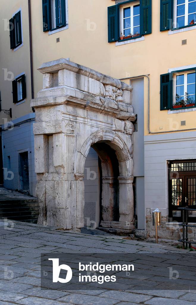 Arch of Riccardo in Trieste, 33 A.D. (Aurisina stone)