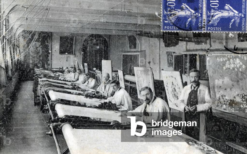 View of the workshops de fabrication de tapestry a la manifacture nationale de Beauvais, Picardie (view of tapestry manufacturing workshops at the Manufacture Nationale de Beauvais, Picardie) Postcard 1925