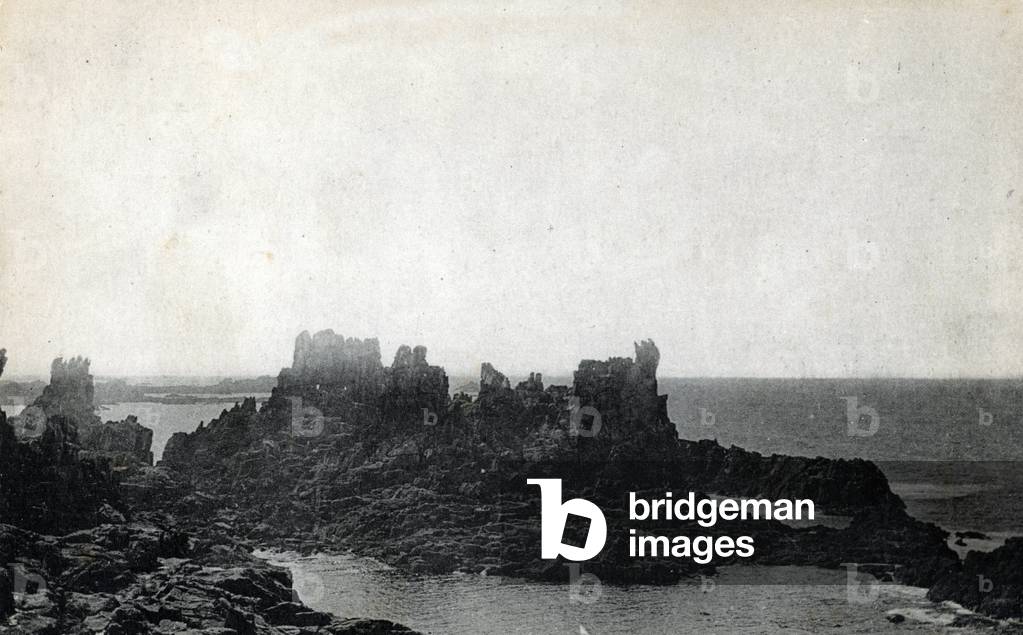View of the rocks of the lighthouse of Creach, Île d'Ouessant in Finistere Bretagne (the rocks of the island of Ushant in Brittany) Postcard ca. 1910 Private collection
