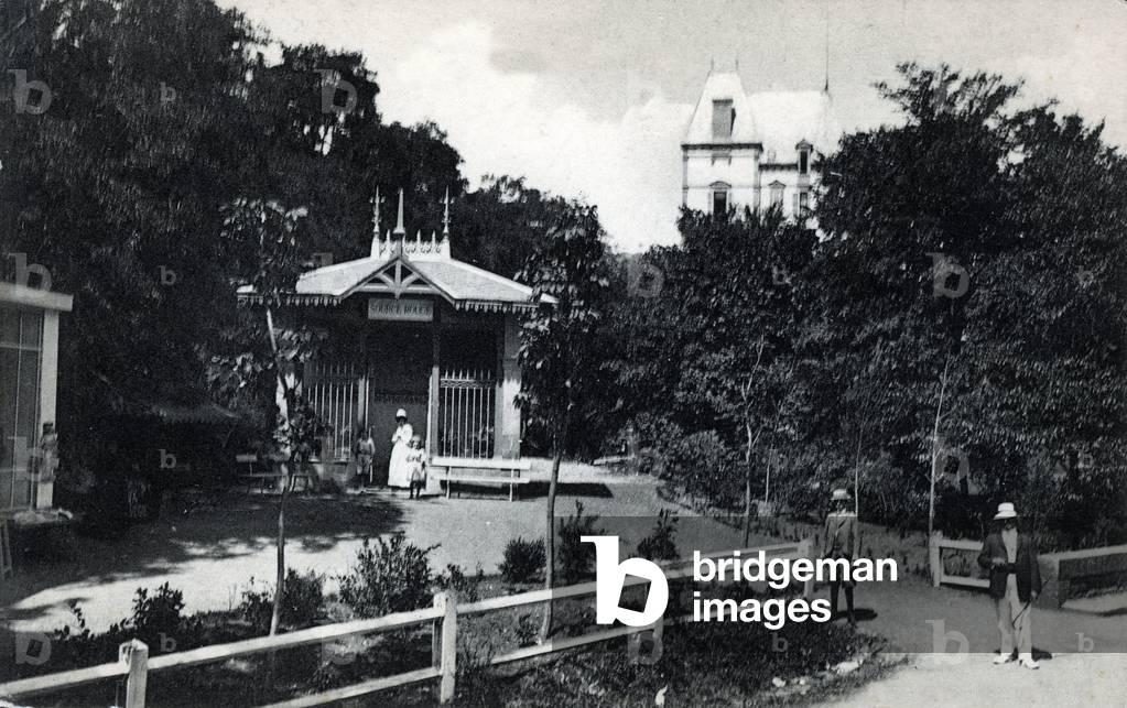 Thermal tourism: the red spring of the city of Saint Nectaire in Auergne 1905 approx. (spa tourism: saint-nectaire, France, 1905 ca) Postcard Private collection
