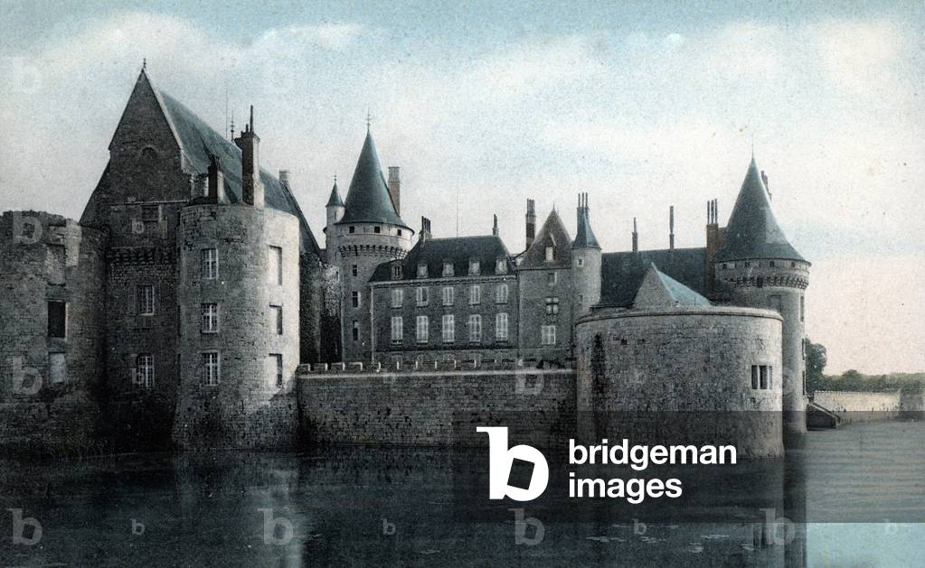 View of the castle of Sully-sur-Loire, Loiret, 1910 (photo)
