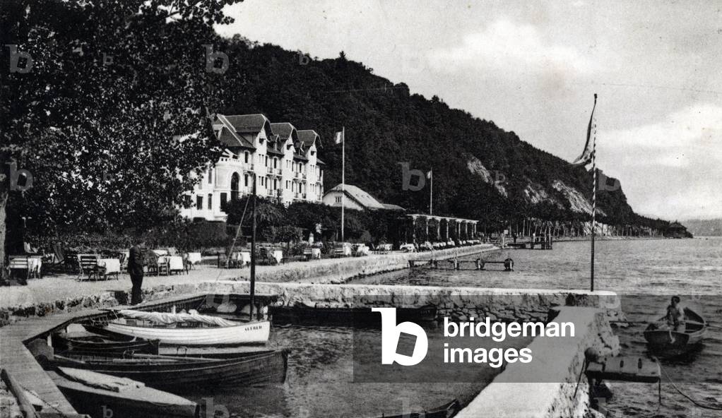 View of the Hotel Beau-Rivage and the small harbour on Lake Annecy in Haute-Savoie (Lake Annecy) postcard 1910