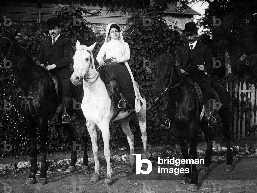 Portrait of three horsemen a horse, member of the Parisian bourgeoisie, walking in a forest near Paris, the woman in the centre climbs into the Amazon, debut 20th century Photography - Portrait of three people riding near Paris, the lady ride sidesaddle, beginning of the 20th century - Photography Private collection