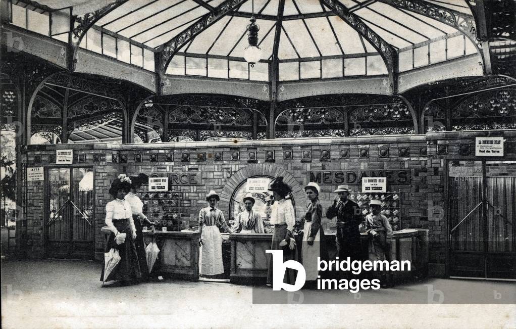 Thermal tourism: view of water donors and curists at the source Ladies a Vichy, Allier 1905 ca. (spa tourism: water givers in Vichy, France, 1905 ca) Postcard Private collection