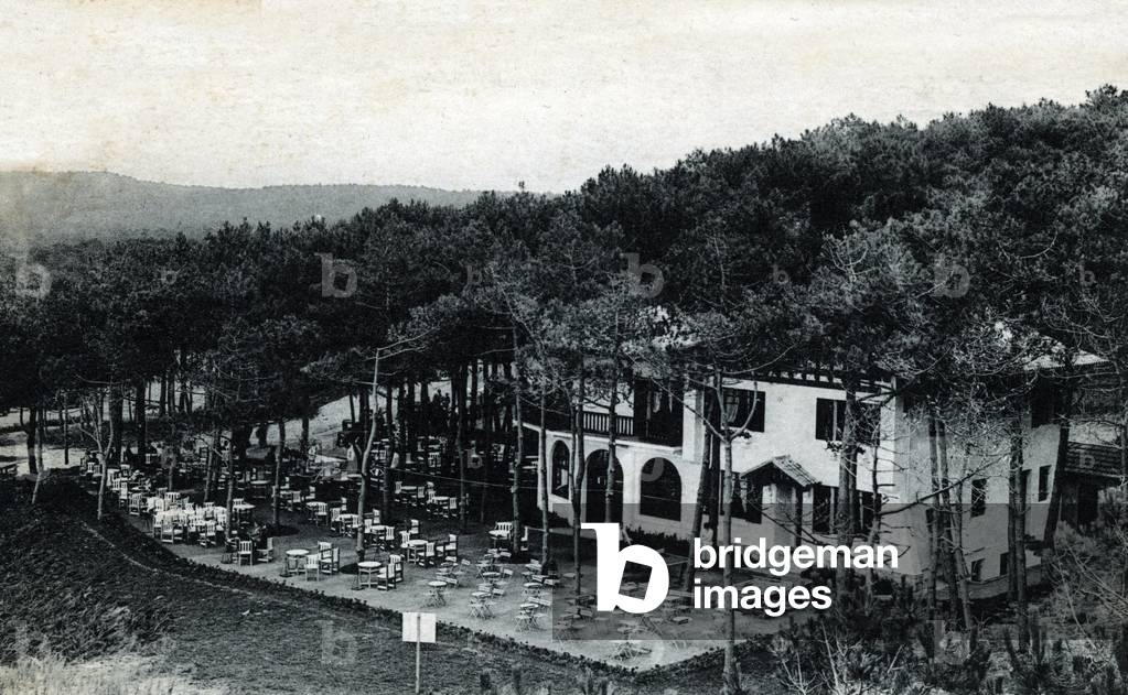 View of the hotel of La Corniche in Pilat, Gironde (b/w photo)
