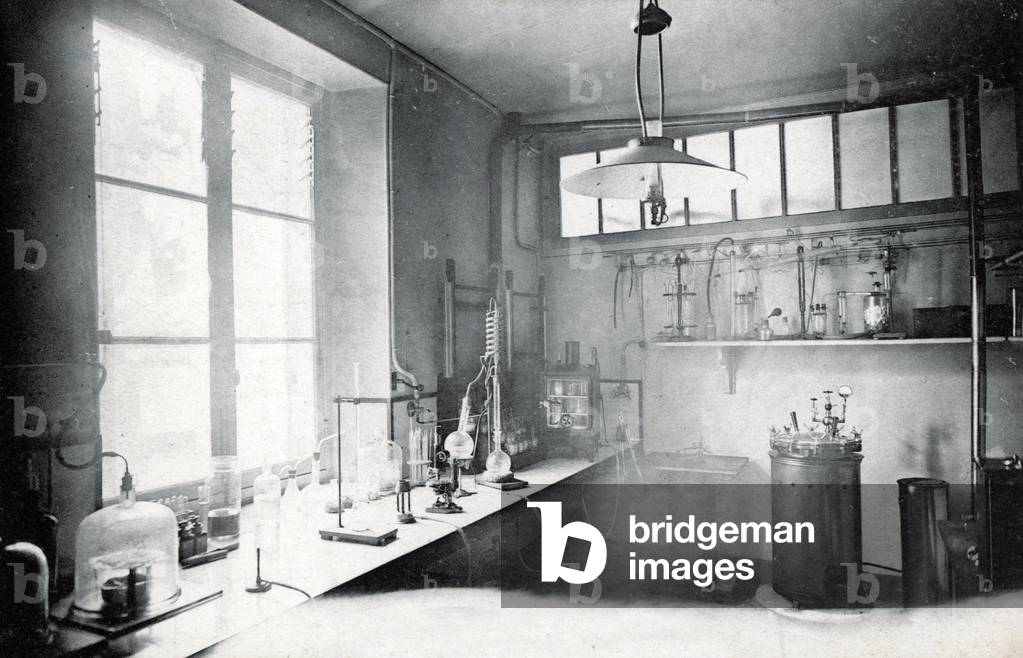View of the Chemistry Laboratory of the Saint Martin Military Hospital (Convent of Recollets) in Paris (St Martin military hospital) Postcard