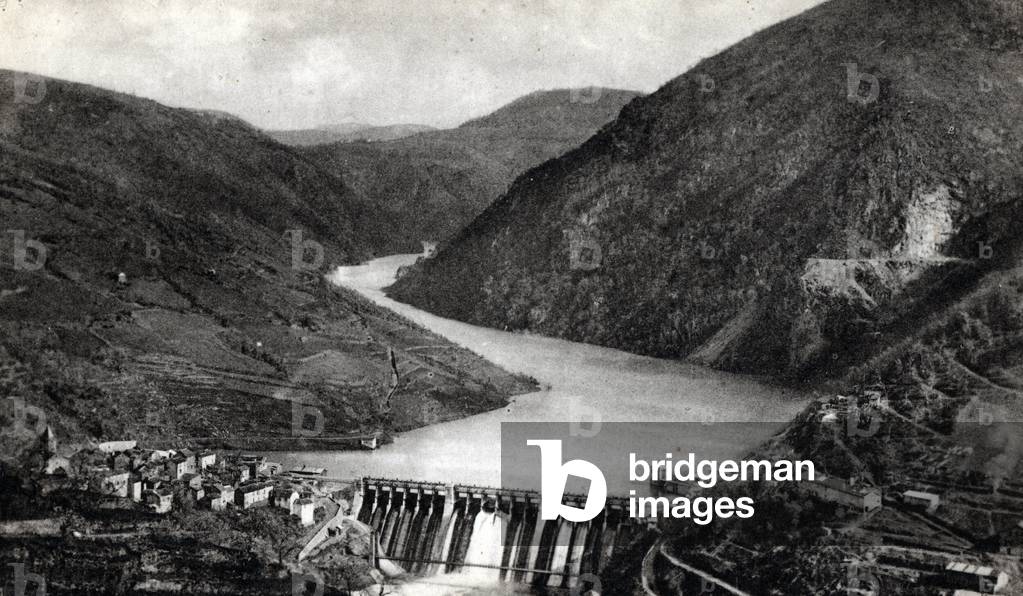 View of the dam and village of Pinet, Aveyron (View of the city and dam of Pinet) Postcard 1910 Private collection