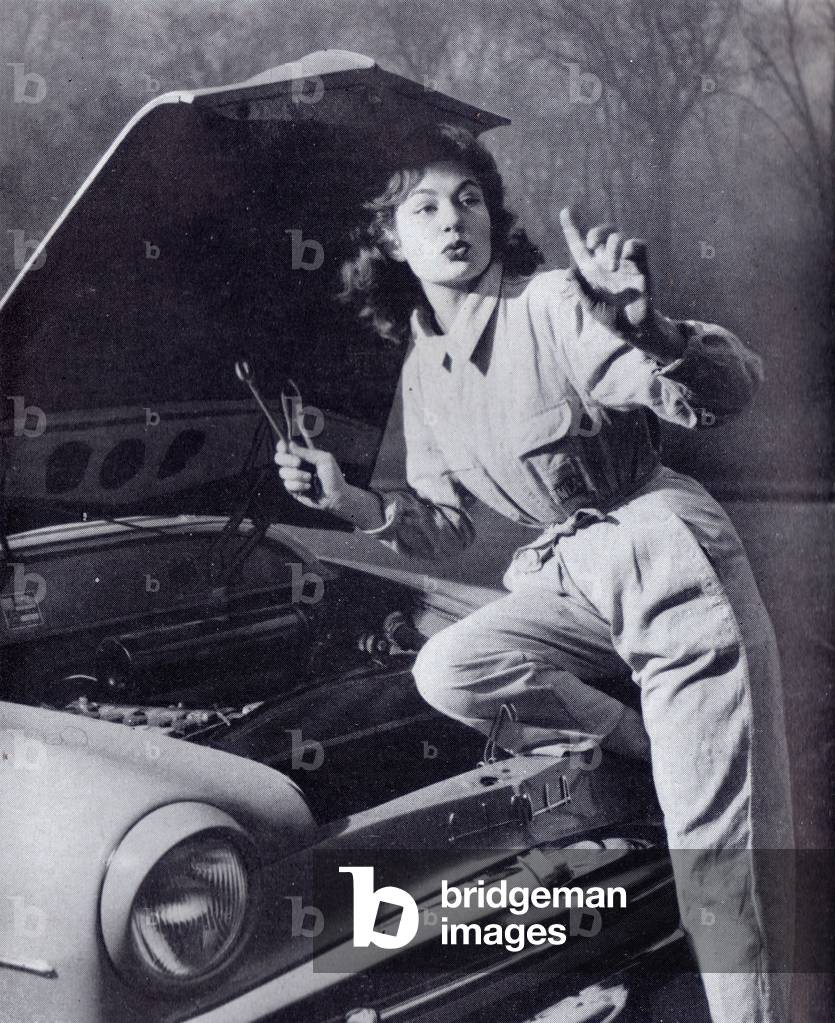 photo woman garage shop around 1950