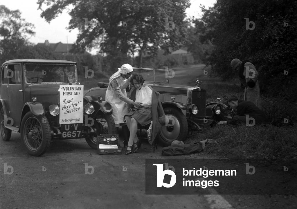 Bild von Fotografie "FREIWILLIGE ERSTE HILFE" 1930 von Barnaby's Studios Ltd