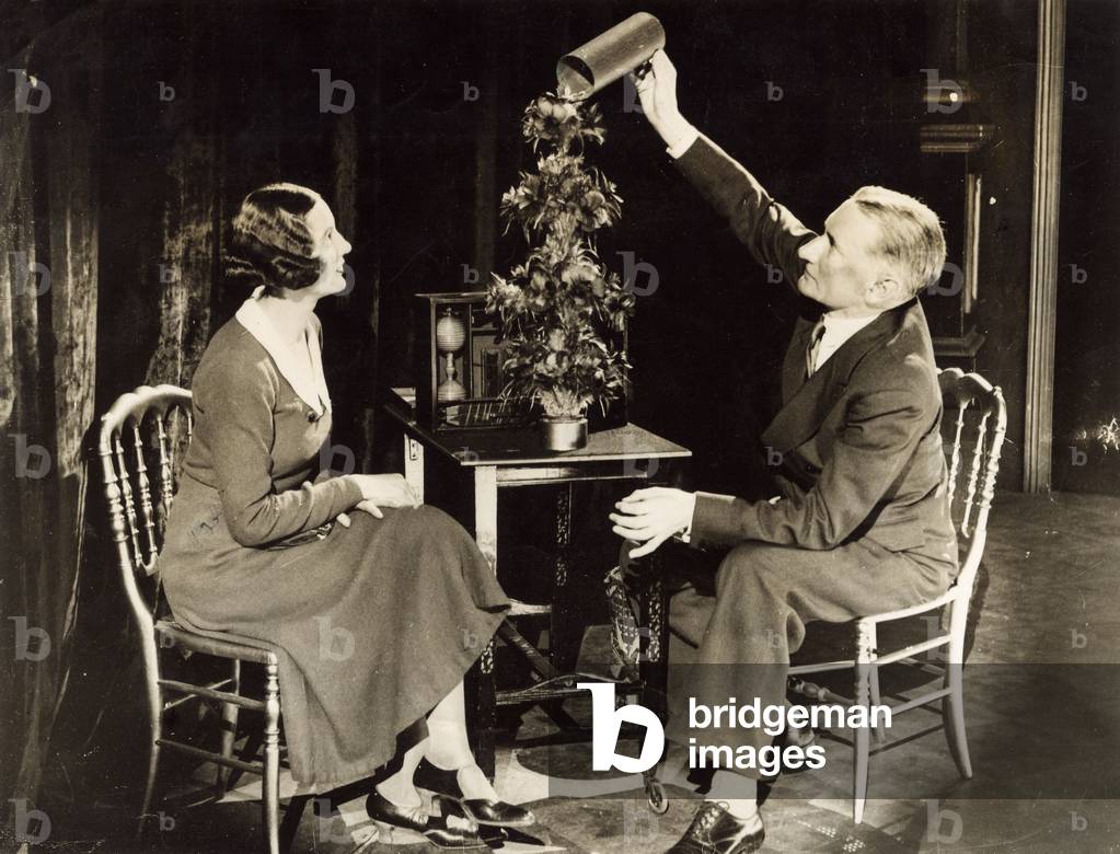 Bild von Fotografie "WEIHNACHTSBAUM-TRICK" 1932 von Barnaby's Studios Ltd