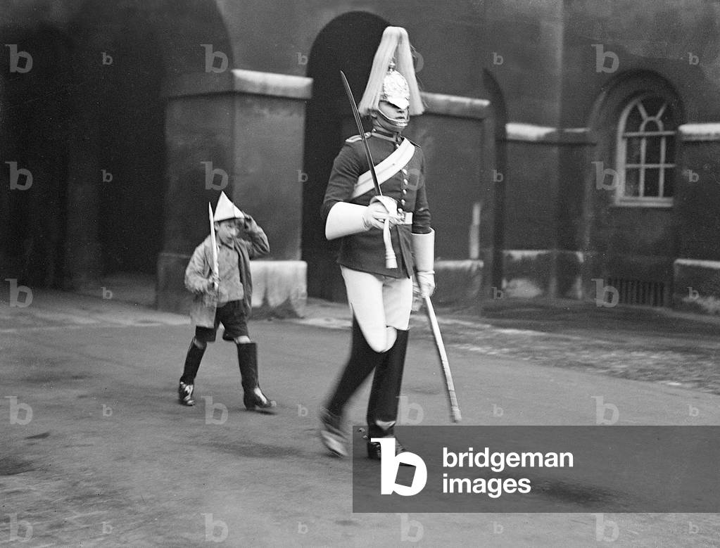 Bild von Fotografie "Junge imitiert Gardisten" 1199 von Barnaby's Studios Ltd