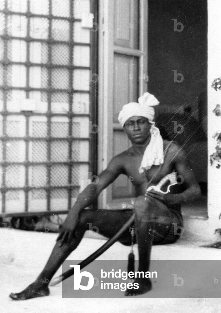 Bild von Fotografie "BEWAFFNETER HAREMSH" 1930 von Barnaby's Studios Ltd
