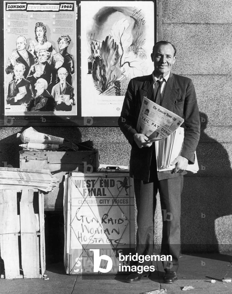 Immagine di Fotografia "BANCARELLA STANDARD SERALE" 1962 di Barnaby's Studios Ltd