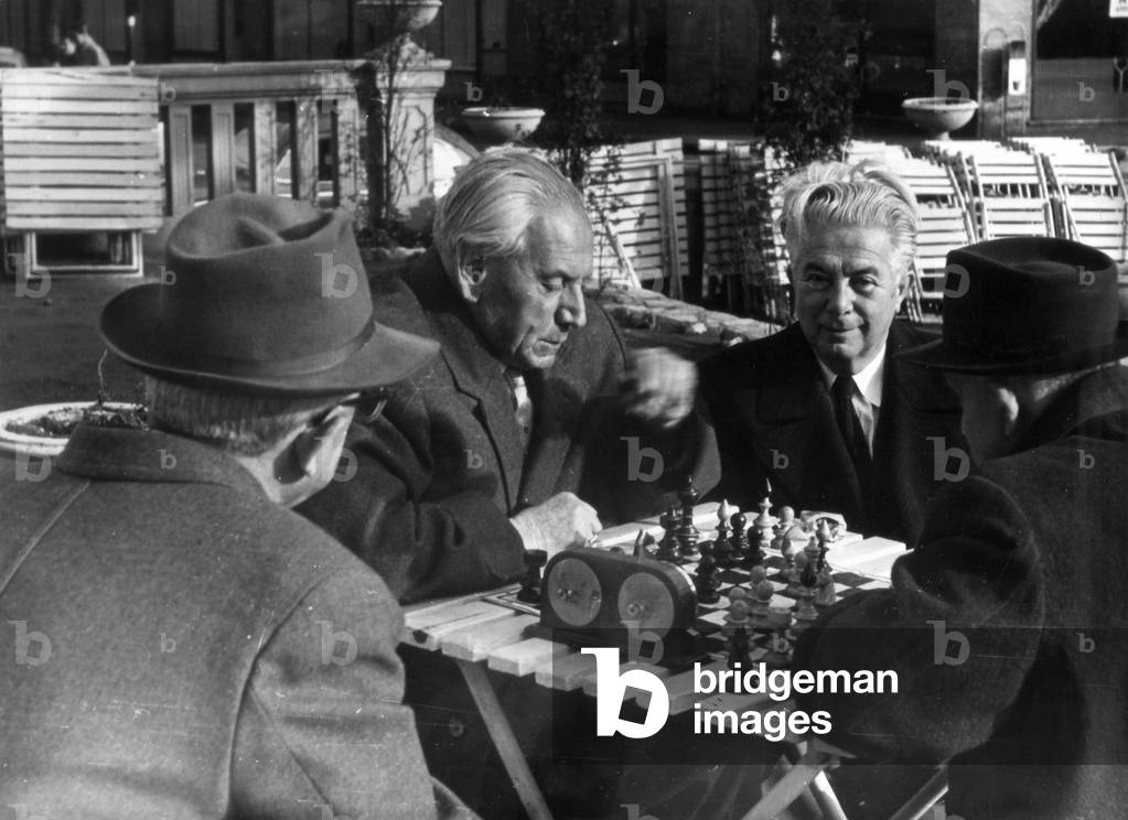 Immagine di Fotografia "VECCHI CHE GIOCANO A SCACCHI" 1930 di Barnaby's Studios Ltd