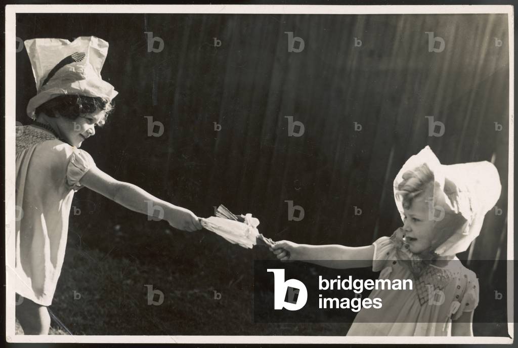 PULLING A CRACKER/1930S