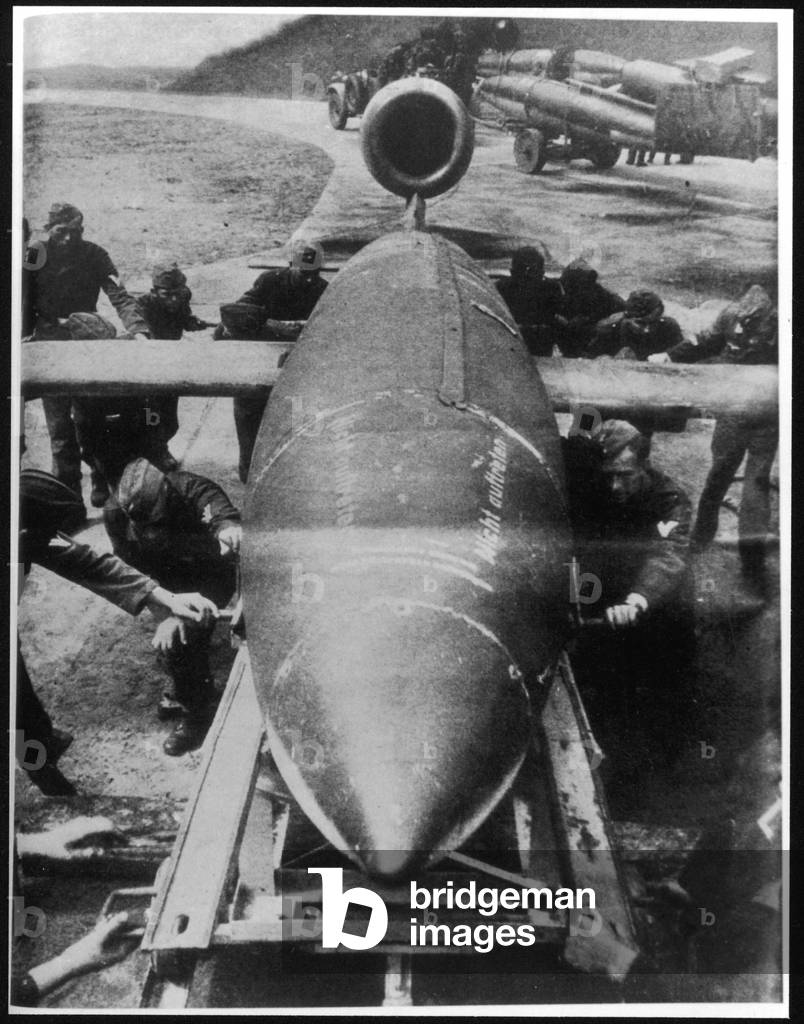 Bild von Fotografie "LADEN EINER V1-RAKETE" 1940