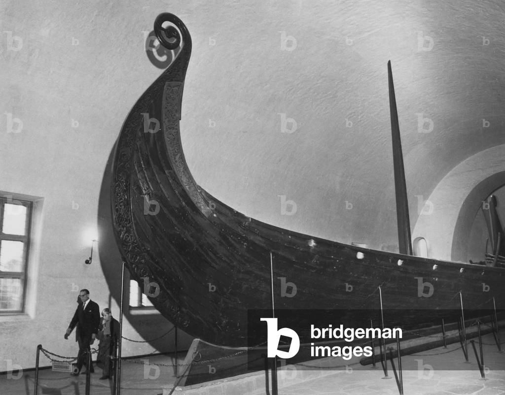 Bild von Fotografie "WIKINGER-LANGSCHIFF" 1901 von Barnaby's Studios Ltd