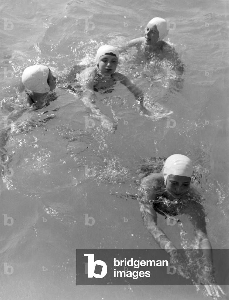 BATHING BELLES