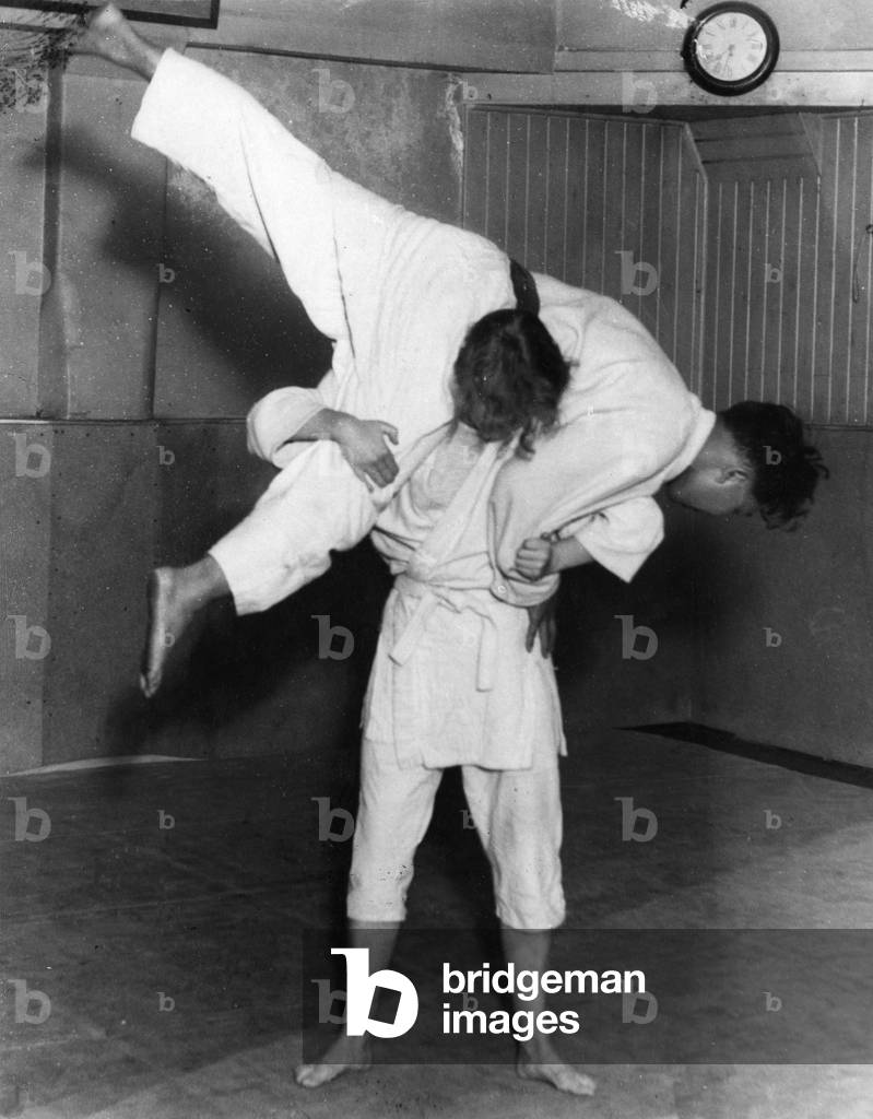 Image de Photographie représentant JETÉ DE JUJITSU 1932 par Barnaby's Studios Ltd