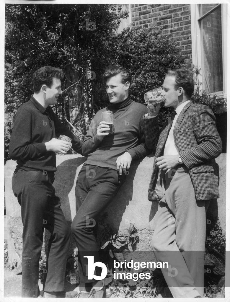 Bild von Fotografie "WAHRSCHEINLICH TRINKEN JUNGS" 1960 von Gill Emberton