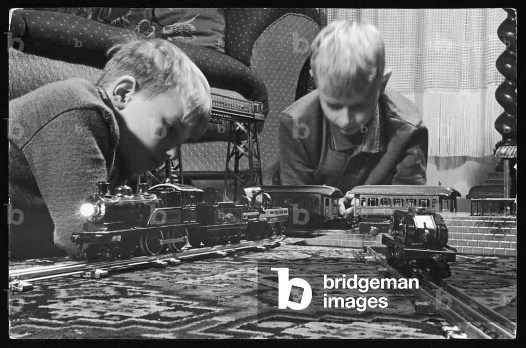 Image de Photographie représentant GARÇONS AVEC TRAIN 1960 par Barnaby's Studios Ltd