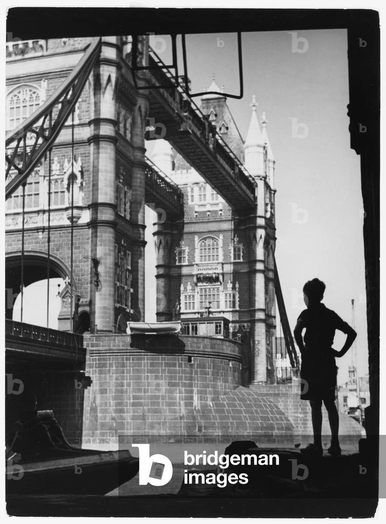 Immagine di Fotografia "BOY & TOWER BRIDGE" 1940 di Barnaby's Studios Ltd