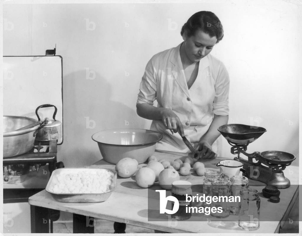 Immagine di Fotografia "MARMELLATA DI ALBICOCCHE" 1930 di Barnaby's Studios Ltd