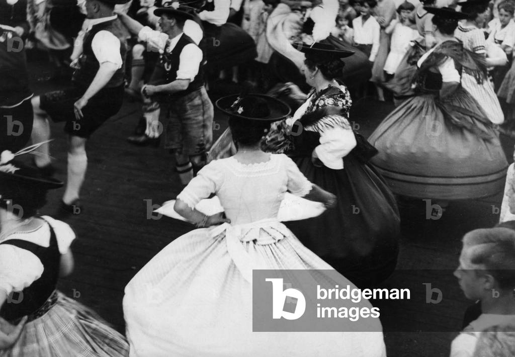Image de Photographie représentant DANSE FOLKLORIQUE ALLEMANDE 1930 par Barnaby's Studios Ltd