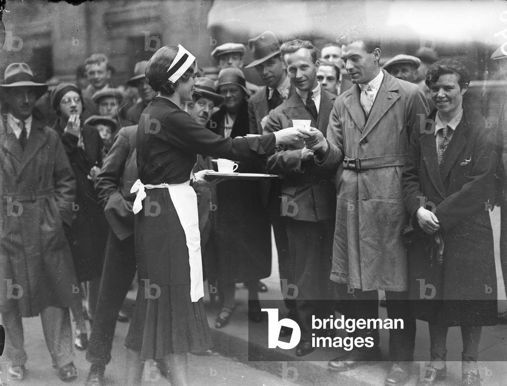 Immagine di Fotografia "Tè per coda (foto b/n)" 1930 di Barnaby's Studios Ltd