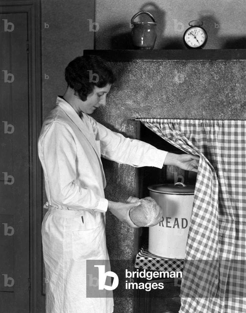 Immagine di Fotografia "CESTINO PER IL PANE DISCRETO" 1930 di Barnaby's Studios Ltd
