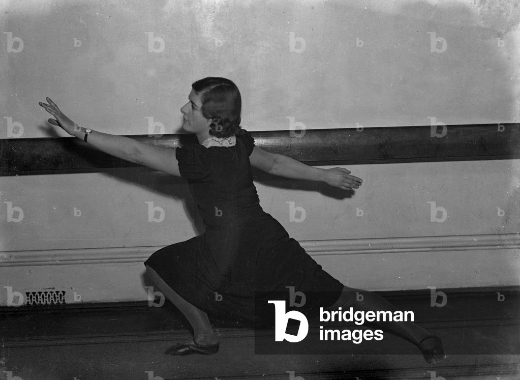 Image de Photographie représentant « SECOUSSES PHYSIQUES » 1930 par Barnaby's Studios Ltd
