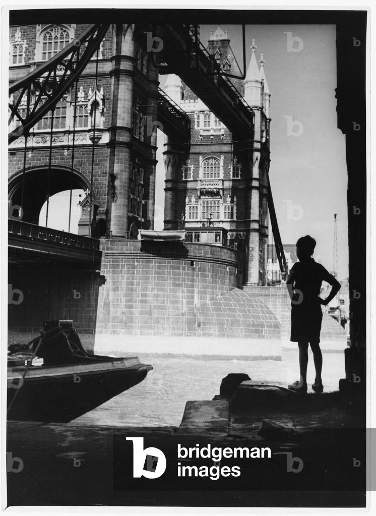Immagine di Fotografia "BOY & TOWER BRIDGE" 1940 di Barnaby's Studios Ltd