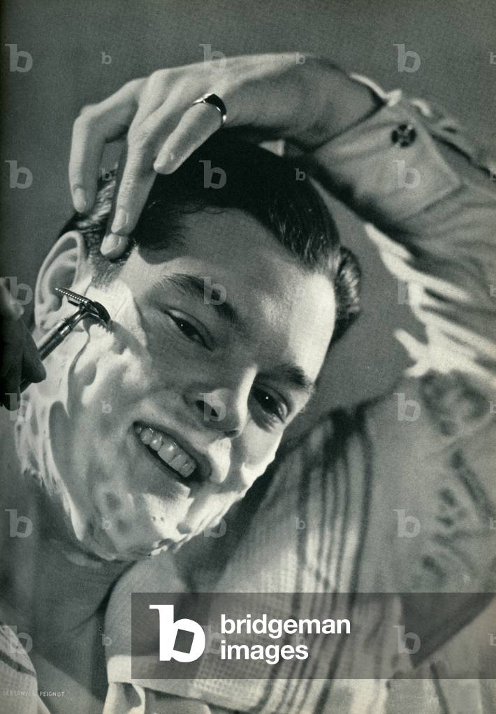 Immagine di Stampa "Rasatura da uomo" 1933 di Unknown photographer
