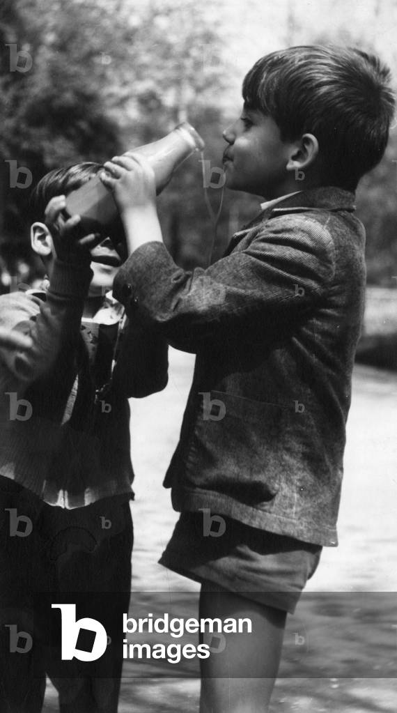 Bild von Fotografie "JUNGE TRINKT MILCH" 1950 von Barnaby's Studios Ltd