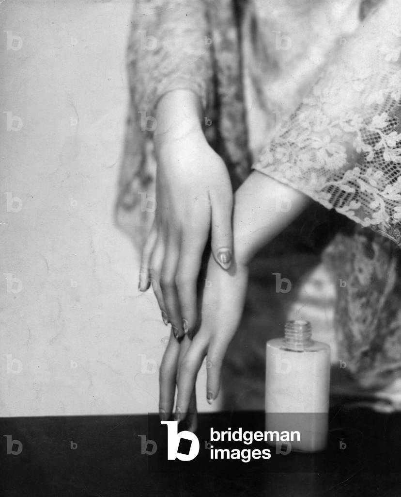 Image de Photographie représentant SOIN DES MAINS 1930 par Barnaby's Studios Ltd