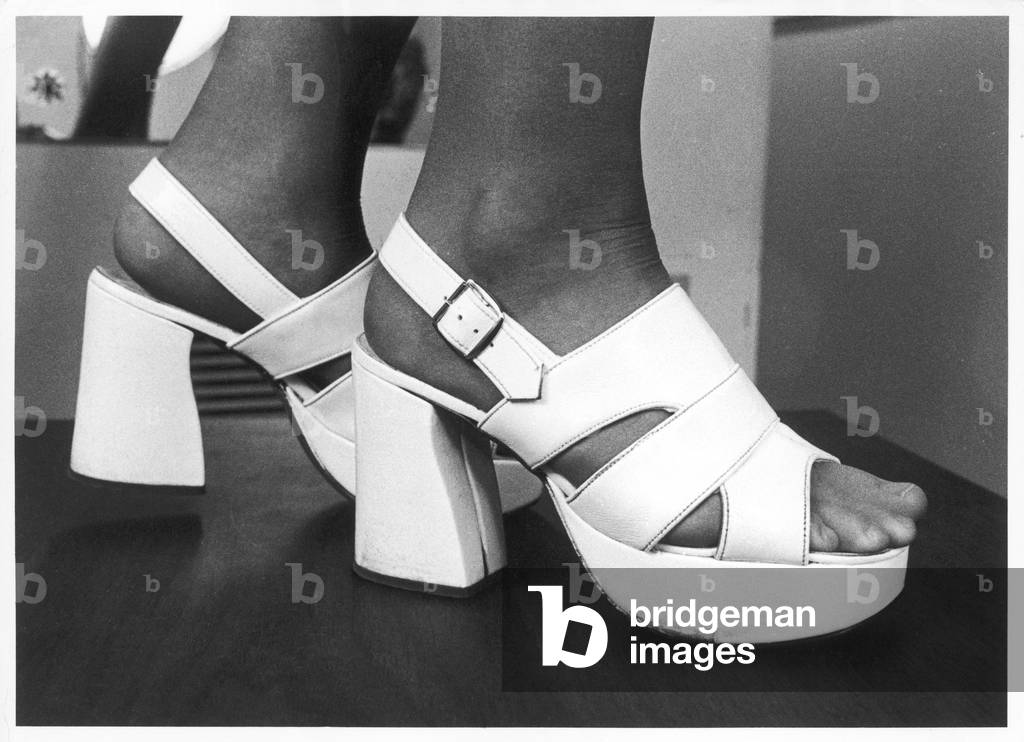Image de Photographie représentant SANDALES COMPENSÉES BLANCHES 1970 par Barnaby's Studios Ltd