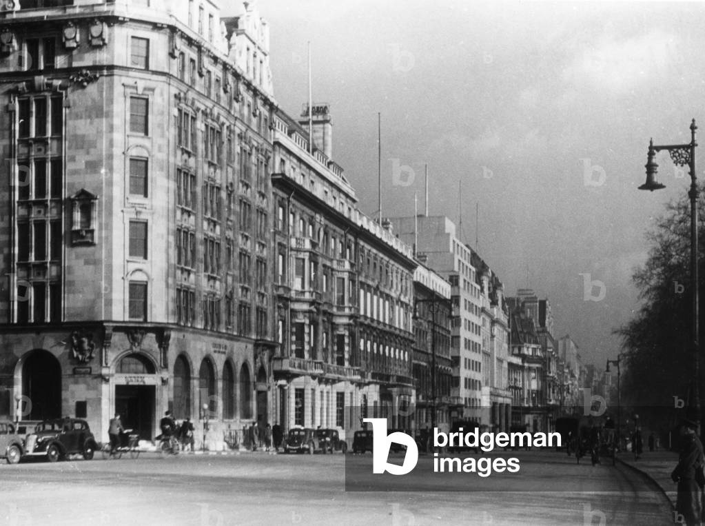 Immagine di Fotografia "GUARDANDO IN ALTO PICCADILLY" 1940 di Barnaby's Studios Ltd