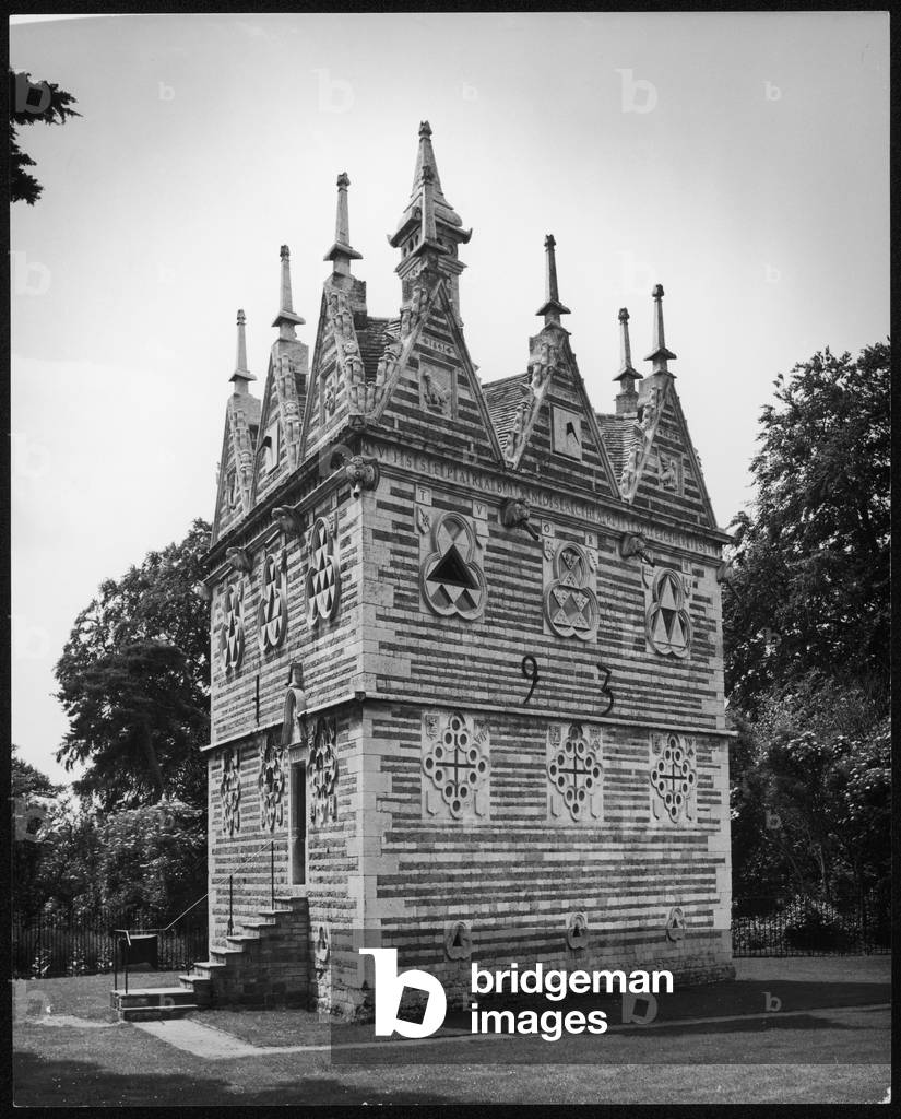 LODGE TRIANGOLARE