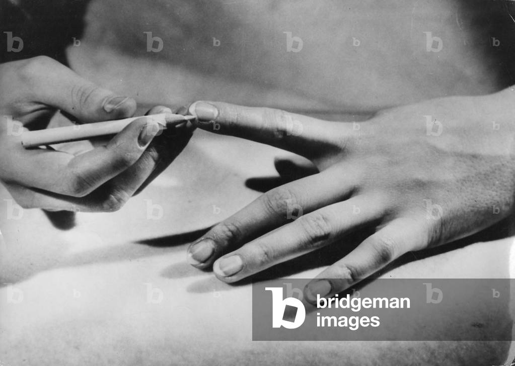 Bild von Fotografie "KREIDEFÄGEL" 1930 von Barnaby's Studios Ltd