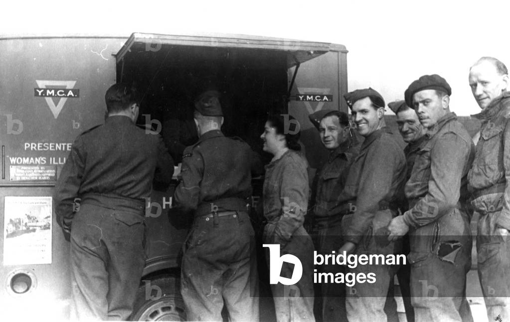 Immagine di Fotografia "MACCHINA DA TÈ YMCA" 1940 di Barnaby's Studios Ltd