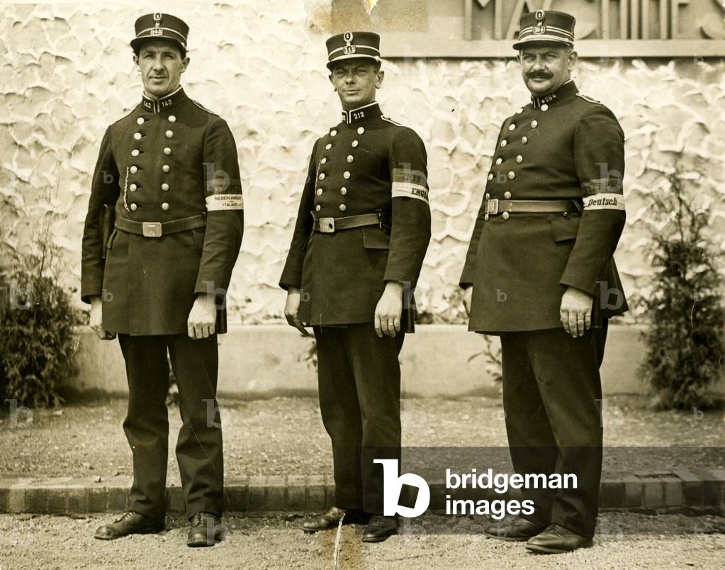 Bild von Fotografie "DREI DOLMETSCHER" 1930 von Barnaby's Studios Ltd