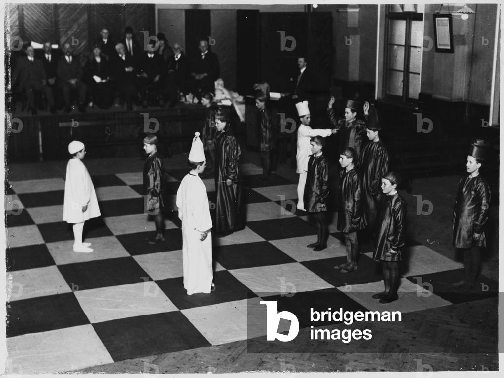 Bild von Fotografie "JUNGS ALS SCHACHMÄNNER BENUTZEN" 1930 von Barnaby's Studios Ltd