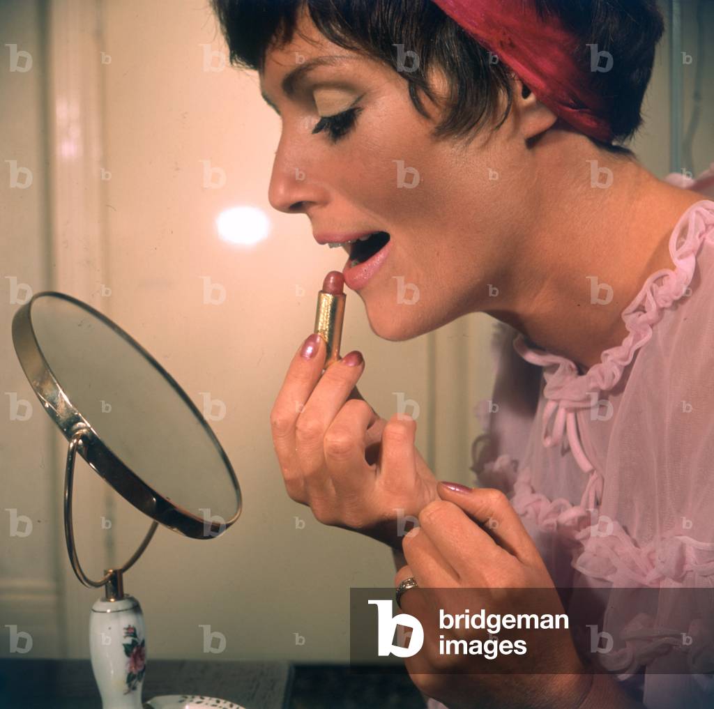 LIPPENSTIFT AUFTRAGEN
