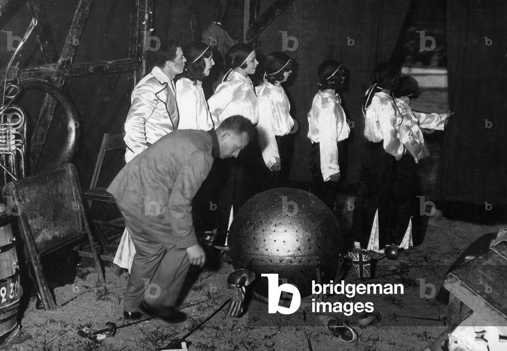 Immagine di Fotografia "TRUCCO DA CIRCO FRANCESE" 1930 di Barnaby's Studios Ltd