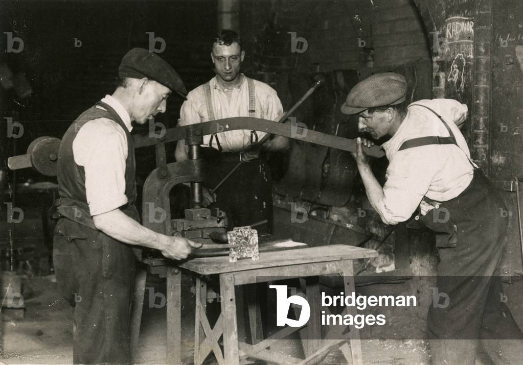 Immagine di Fotografia "LAVORAZIONE DEL VETRO - TAGLIO" 1933 di Barnaby's Studios Ltd